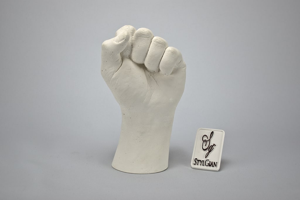 sculpture d'une main en plâtre blanc.