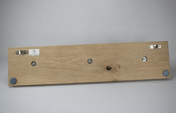 PUNCH 3 Porte manteau design trois patères en forme de poing sur socle en chènes.